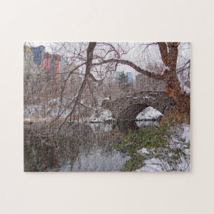 Brücke über friedlichen Gewässern im Central Park. Puzzle