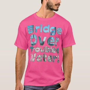 Brücke über turbulentem Wasser T-Shirt