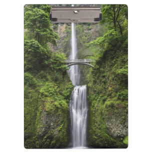 Brücke über Wasserfall Atemberaubende Landschaftsf Klemmbrett