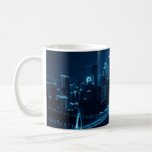 Brücke und städtische Architektur in der Nacht in  Kaffeetasse