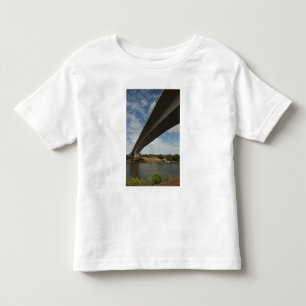 Brücke zwischen Guyana und Brasilien über den Taku Kleinkind T-shirt