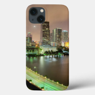 Brückenführungen über Wasserstraße nach im iPhone 13 Hülle