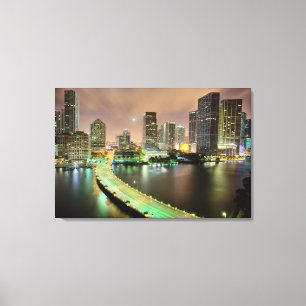 Brückenführungen über Wasserstraße nach im Leinwanddruck