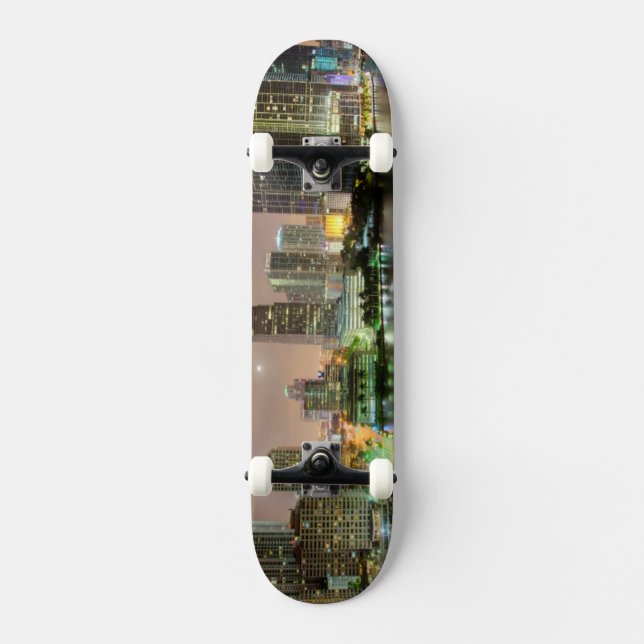 Brückenführungen über Wasserstraße nach im Skateboard (Vorderseite)