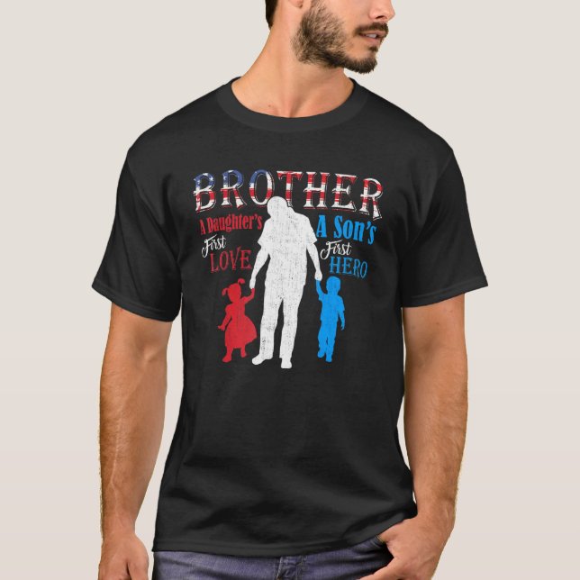 Bruder A Sons erster Held A Daughters erste Liebe T-Shirt (Vorderseite)