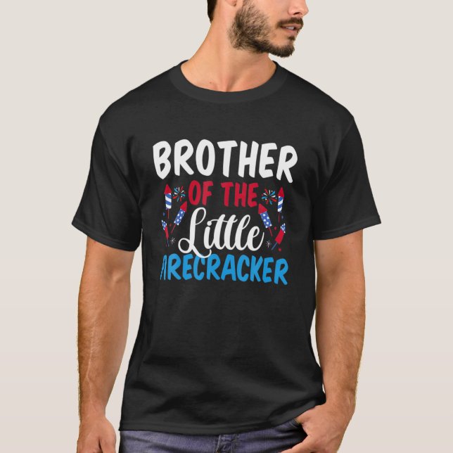 Bruder des kleinen Firecracker 4. Juli Amer T-Shirt (Vorderseite)