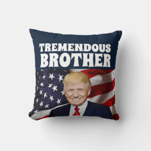 BRUDER DONALD TRUMP WIRFT KISSEN