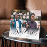 Brüder Skriptgeschenk für Brüder Foto Keepake Fotoplatte<br><div class="desc">Ein besonderes und unvergessliches Foto für die Brüder. Das Design verfügt über ein Single-Foto-Layout, um das Foto Ihres Bruders anzuzeigen. "Brothers" ist in einer stilvollen schwarzen Pinselskriptkalligraphie entworfen und mit den Brüdernamen abgestimmt. Schicken Sie sich und Ihrem Bruder ein unvergessliches Geschenk, das Sie für immer lieben werden. Hinweis: Die Farben...</div>