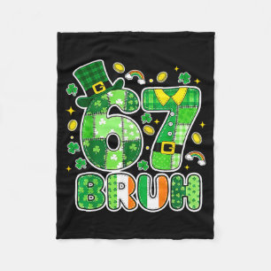 Bruh 67 St. Patrick’s Day Grafik mit Shamrocks An Fleecedecke