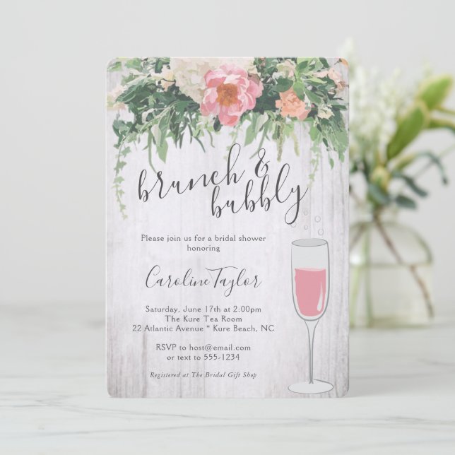 Brunch Bubbly Blush Pink Blumenwein Brautparty Einladung (Stehend Vorderseite)