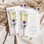 Brunch & Bubbly Lila Gold Brautparty Einladung<br><div class="desc">Dieses hübsche Design besticht durch einen Blumenstrauß in lila Farbtönen und ein Champagnerglas in Aquarelltönen. Füllen Sie Ihre Informationen in der Vorlage aus. Verwenden Sie die Funktion "Anpassen",  um die Schriftart oder das Layout zu ändern.</div>