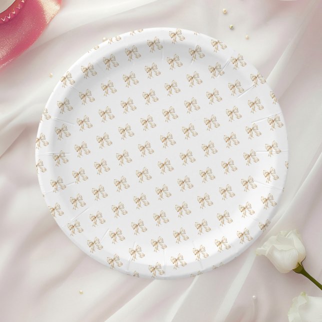 Brunch und Bubbly Champagne Bow Brautparty Pappteller (Brunch and Bubbly Champagne Bow Bridal Shower Paper Plates on a table with a white rose.)