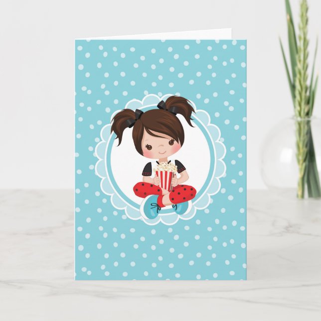 Brünette Filmabendmädchen mit Popcorn Karte (Vorderseite)