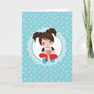 Brünette Filmabendmädchen mit Popcorn Karte