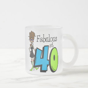 Brünettes fabelhaftes bei Geburtstag 40 Mattglastasse