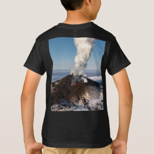 Brunnen der heißen Lava bricht aus Kratervulkan T-Shirt