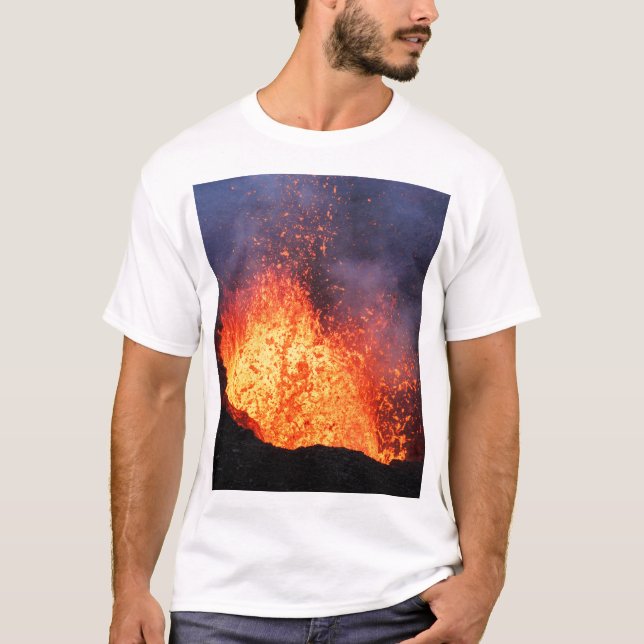 Brunnen der heißen Lava bricht aus Kratervulkan T-Shirt (Vorderseite)
