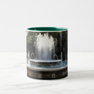 Brunnen in Marbella in Spanien. Zweifarbige Tasse