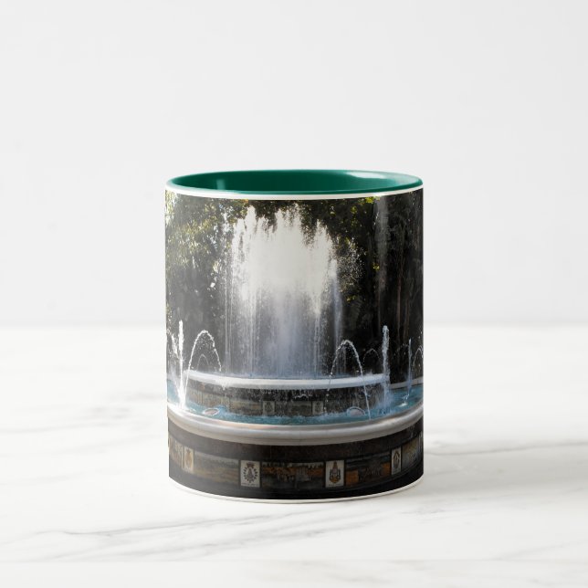 Brunnen in Marbella in Spanien. Zweifarbige Tasse (Mittel)