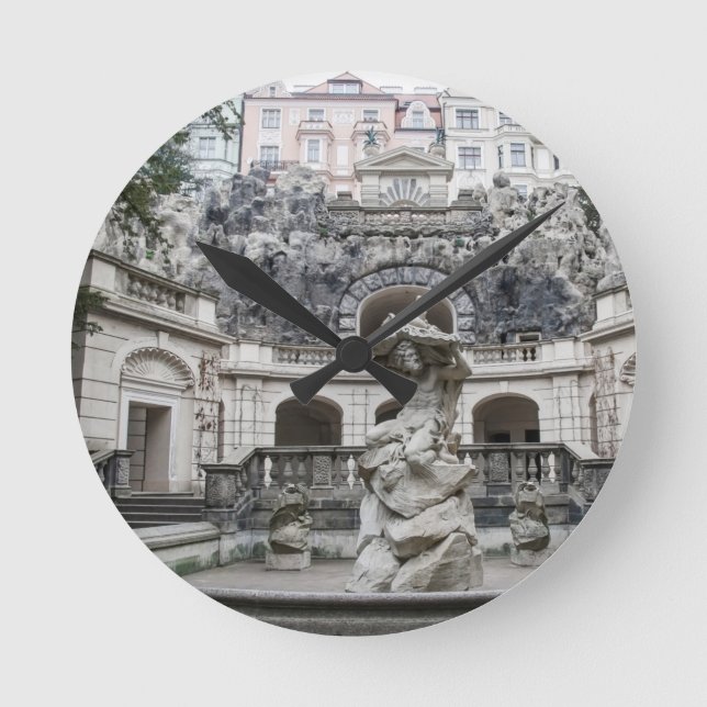 Brunnen mit Neptun-Statue in Prag Runde Wanduhr (Vorderseite)