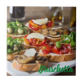 Bruschetta Antipasti mit Bohnen und Arugula, Fliese