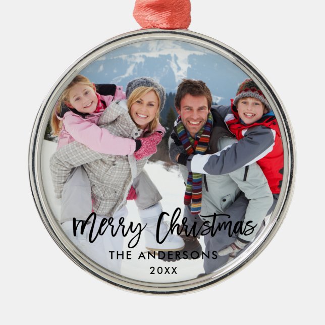 Brush Script Frohe Weihnachtsfamilie Foto Ornament Aus Metall (Vorne)