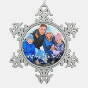 Brush Script Frohe Weihnachtsfamilie Foto Schneeflocken Zinn-Ornament