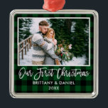 Brush Script Green Kariert Couple First Christmas Ornament Aus Metall<br><div class="desc">Moderne Pinselschrift,  rustikales Grün Kariert Unser erstes Weihnachtslied Foto Ornament</div>