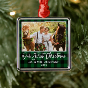 Brush Script Green Kariert Wedding First Christmas Ornament Aus Metall