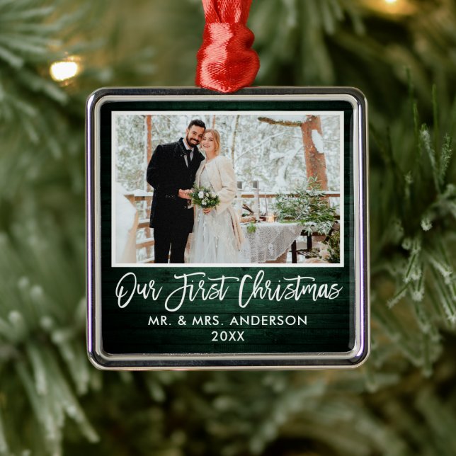 Brush Script Green Wood Hochzeit erste Weihnachten Ornament Aus Metall (Baum)
