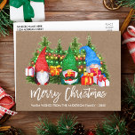 Brush Script Kraft Weihnachtsleuchten Gnomes Postkarte<br><div class="desc">Moderne Pinselschrift Fröhliche Weihnachtsbäume Wasserfarbe passt Kraft Postkarte mit Pine Trees und String Lights. Familienname und Jahr</div>