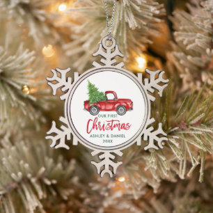 Brush Script Red Truck Erste Weihnacht Schneeflocken Zinn-Ornament