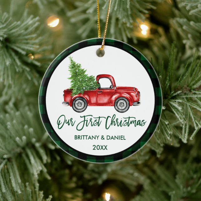 Brush Script Truck Erstes Weihnachtsgrün Kariert Keramik Ornament (Baum)