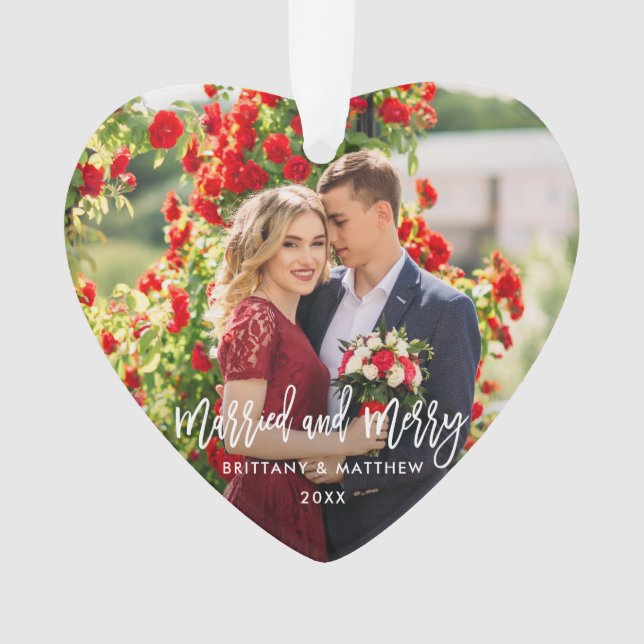 Brush Script Verheiratet und Merry Foto Wedding He Ornament (Vorderseite)