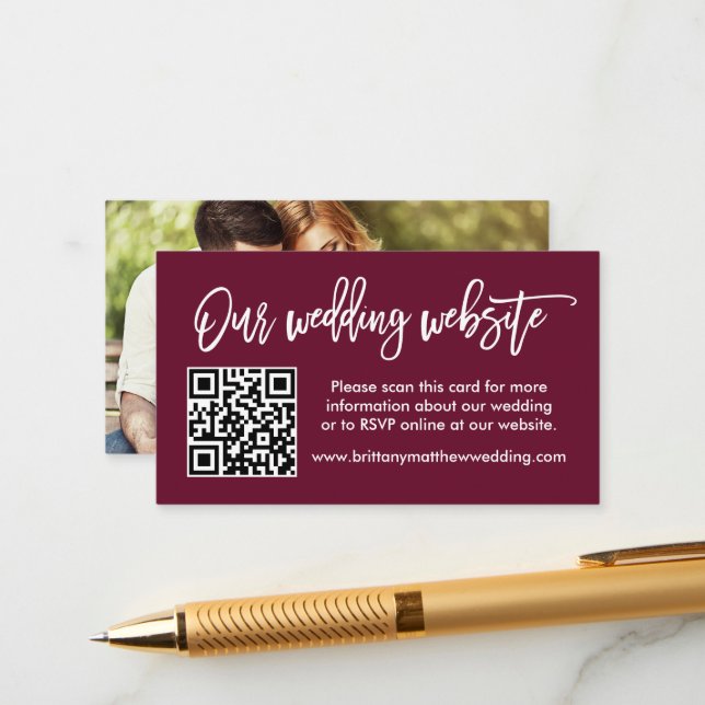 Brush Script Wedding Website QR Foto Burgundy Begleitkarte (Vorderseite/Rückseite Beispiel)