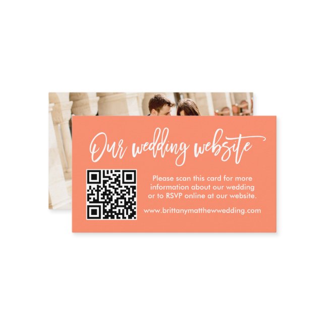 Brush Script Wedding Website QR Foto Coral Begleitkarte (Vorderseite/Rückseite Beispiel)