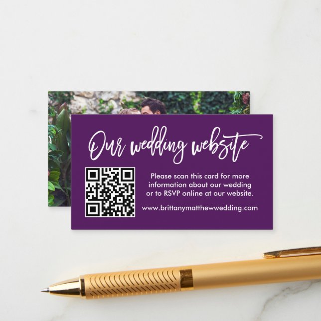 Brush Script Wedding Website QR Foto Lila Begleitkarte (Vorderseite/Rückseite Beispiel)
