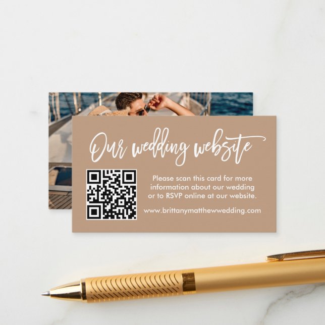 Brush Script Wedding Website QR Foto Taupe Begleitkarte (Vorderseite/Rückseite Beispiel)