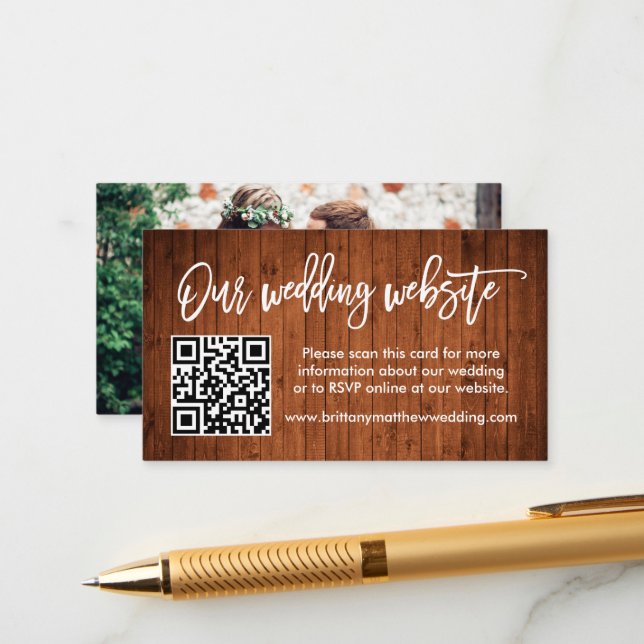Brush Script Wedding Website QR Wood Foto Begleitkarte (Vorderseite/Rückseite Beispiel)