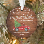 Brush Script Wood 1. Weihnachtsweihnachtsbeleuchtu Ornament<br><div class="desc">Modern Brush Script Unsere ersten Weihnachten in unserem New Zuhause Ornament beinhaltet Watercolor Vintag Red Truck mit Weihnachtsbaum. Rustikales Land Holz und Streichelleuchten.</div>