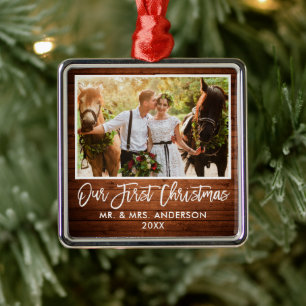 Brush Script Wood Hochzeit Unser erstes Weihnachts Ornament Aus Metall