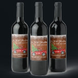Brush Script Wood Snow 1. Weihnachtsgeschenk Zuhau Weinetikett<br><div class="desc">Modern Brush Script Unser erstes Weihnachtsfest in unserem neuen Zuhause Holiday Wine Bottle Label beinhaltet Watercolor Vintag Red Truck mit Weihnachtsbaum - Rustikales Landholz und Schneeberg.</div>