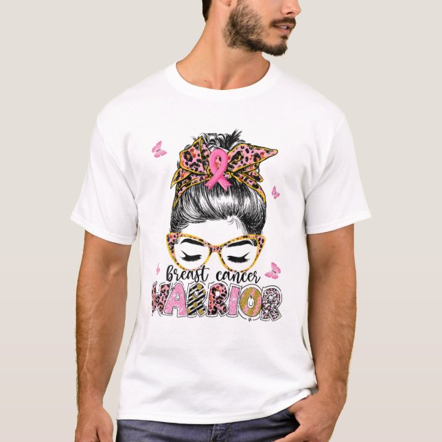 Brustkrebs-Bewusstsein Leopard Messy Bun Warrior T-Shirt (Vorderseite)