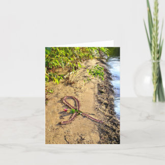 Brustkrebs Hinweis Karte-rosa Band im Sand. Karte