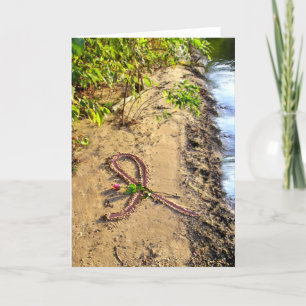 Brustkrebs-Karte rosa Band in Sand Karte