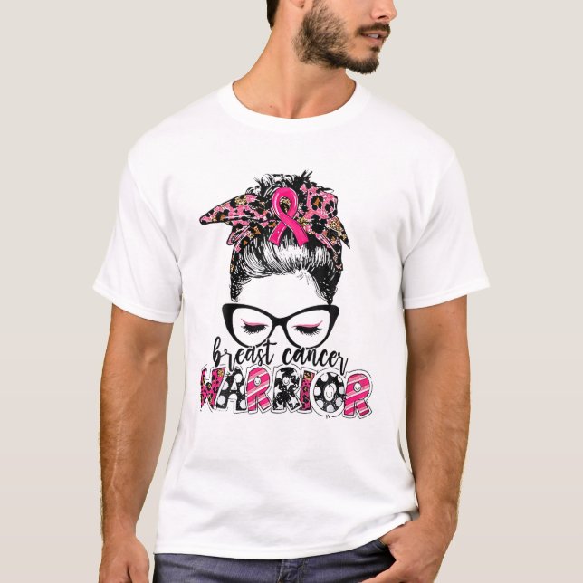 Brustkrebs Krieger rosa Messy Bun Leopard Frau T-Shirt (Vorderseite)