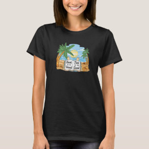 Buch in der Hand Zehen in der Sand-Urlaub lesen T-Shirt