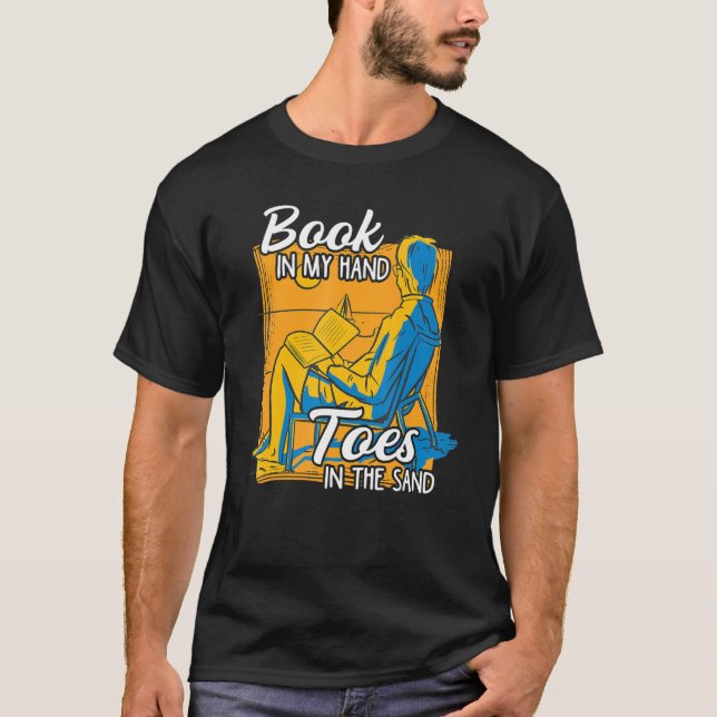 Buch in der Hand Zehen in der Sand-Urlaub lesen T-Shirt (Vorderseite)