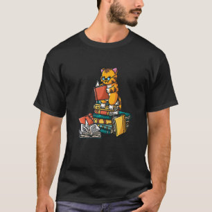Buch  Katze sitzt auf einem Bücherstapel Bücherwur T-Shirt