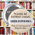 Buch "mad Abibliophobia bookwore" mit Büchern Button<br><div class="desc">Ein lustiges Abzeichen für diejenigen,  die Liebe Bücher zu lesen. Das ist großartig für alle,  die Clubmitglieder buchen und für diejenigen,  die gerne in der Bibliothek sitzen. Ein tolles Buch-Liebesgeschenk!</div>